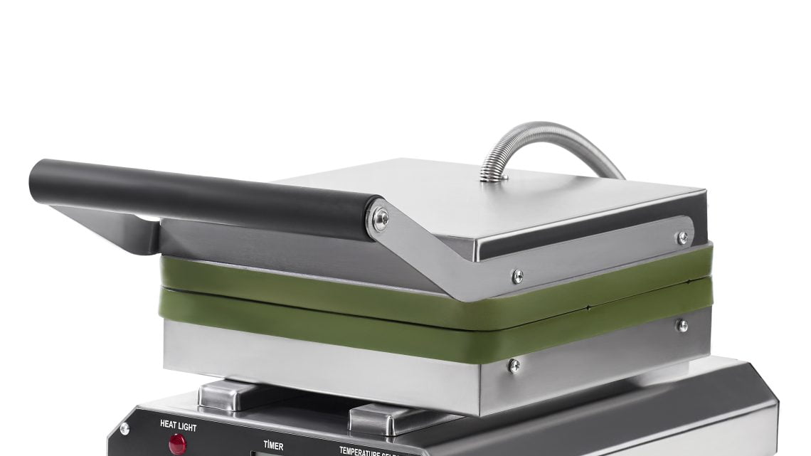 Stick waffle makineleriyle hazırlanan çıtır çıtır stick waffle’lar, etkinliklerde pratik ve lezzetli ikramlık olarak servis ediliyor.