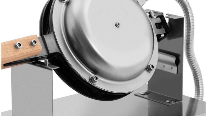 Granit kaplamalı Bubble Waffle Makinesi Seti ile profesyonel bir kafe kurulumu ve waffle üretim süreci.