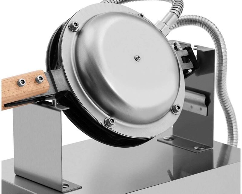 Granit kaplamalı Bubble Waffle Makinesi Seti ile profesyonel bir kafe kurulumu ve waffle üretim süreci.