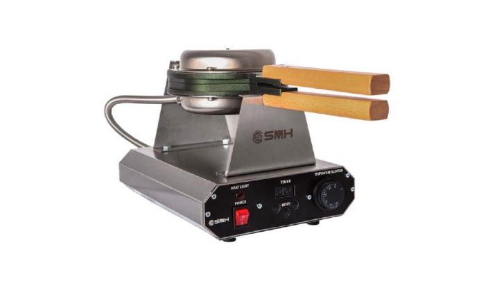 Paslanmaz çelik gövdesiyle Eterna marka Bubble Waffle makinesi, mutfak tezgahında waffle pişirirken gösteriliyor.