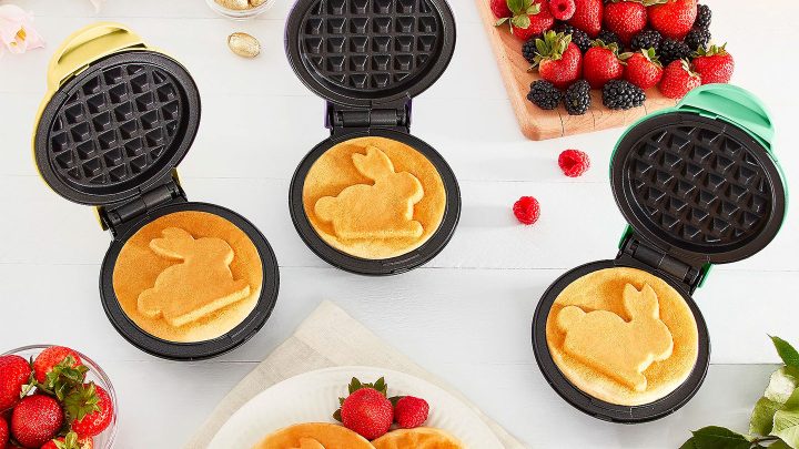 Çiçek waffle makinesi ile şekilli, renkli ve lezzetli tatlılar hazırlanıyor.