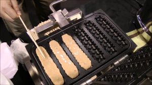 Çubuk stick waffle makinesi seti ile hızlıca taze ve lezzetli waffle'lar üretiliyor.