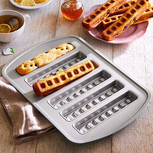 Çubuk stick waffle makinesiyle hazırlanmış, satışa hazır stick waffle tatlıları.