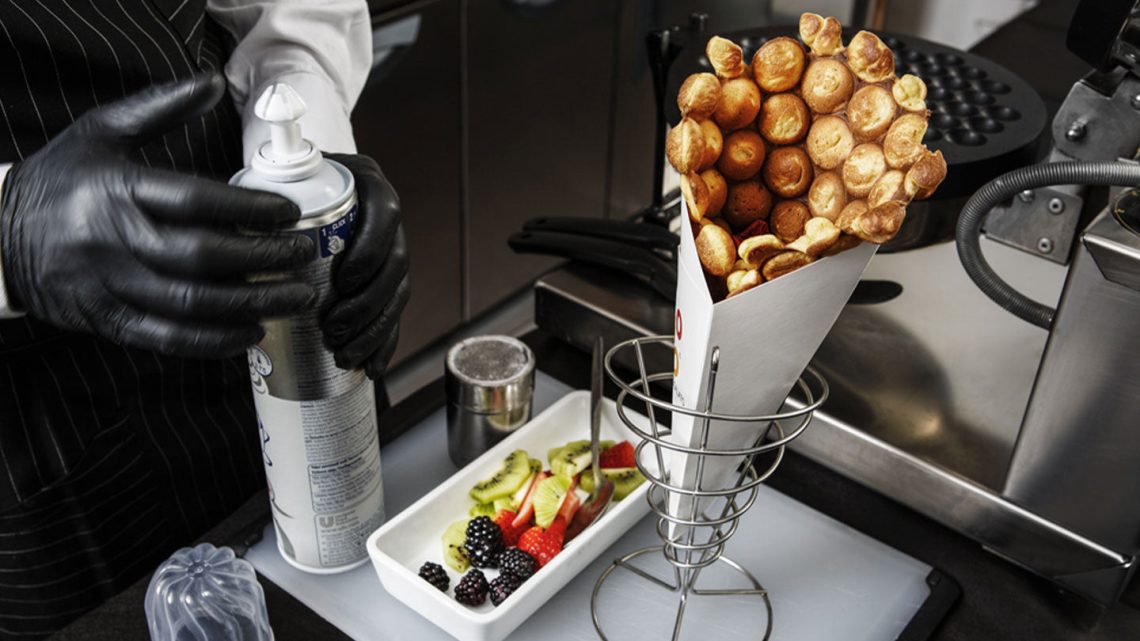 Endüstriyel tip bubble waffle makinesi ile seri üretim yapılan bir waffle işletmesi.