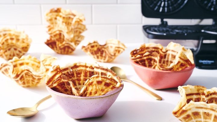 Kornet waffle makinesiyle hazırlanmış, dondurma ile sunulan kornet waffle tatlısı.