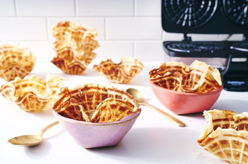 Kornet waffle makinesiyle hazırlanmış, dondurma ile sunulan kornet waffle tatlısı.