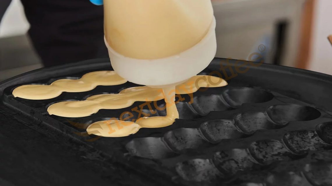 Stick waffle makinesi ile çeşitli stick waffle çeşitlerinin kafe menüsünde sunumu.