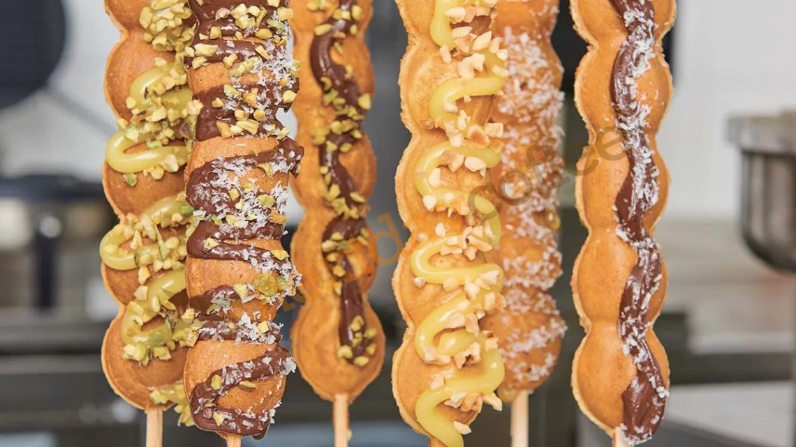 Stick waffle makinesiyle hazırlanmış çıtır stick waffle’lar sokak tezgahında satışa sunuluyor.