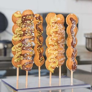 Stick waffle makinesiyle hazırlanmış çıtır stick waffle’lar sokak tezgahında satışa sunuluyor.