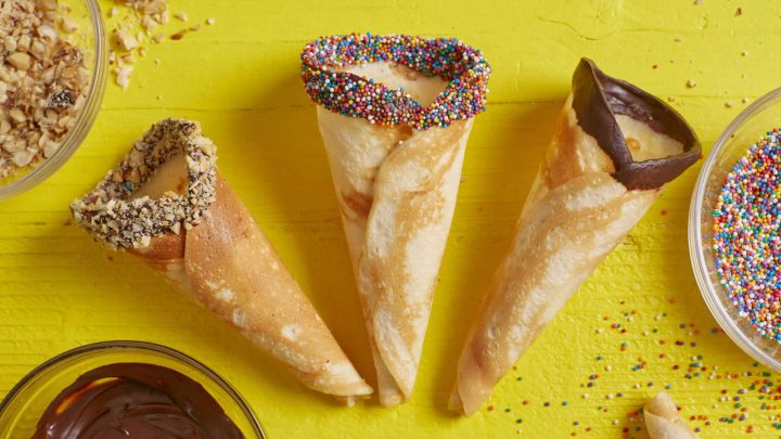 Waffle tutucu raf standında düzenli ve kolay erişilebilir şekilde dizilmiş waffle’lar.